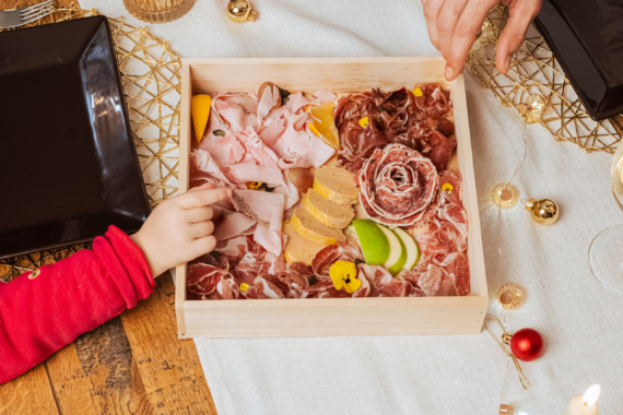 Plateau de Charcuterie de Noel, Jambon iberique Pata negra, foie gras mi cuit, jambon à la truffe, saucisson à la truffe