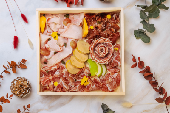 Plateau de Charcuterie de Noel, Jambon iberique Pata negra, foie gras mi cuit, jambon à la truffe, saucisson à la truffe