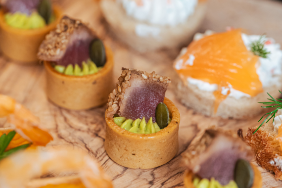 Plateau composé de toast saumon, tartelette de saumon fumé et de magret séché, ainsi qu'une tartelette de Gambas butternut