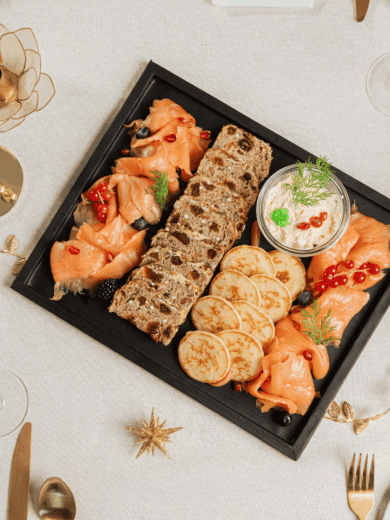 Saumon Fumé Maison Prestige par Bokita Traiteur. Fumé au bois de hêtre, tranché à la main et sublimé par une chantilly aneth/citron confit maison.