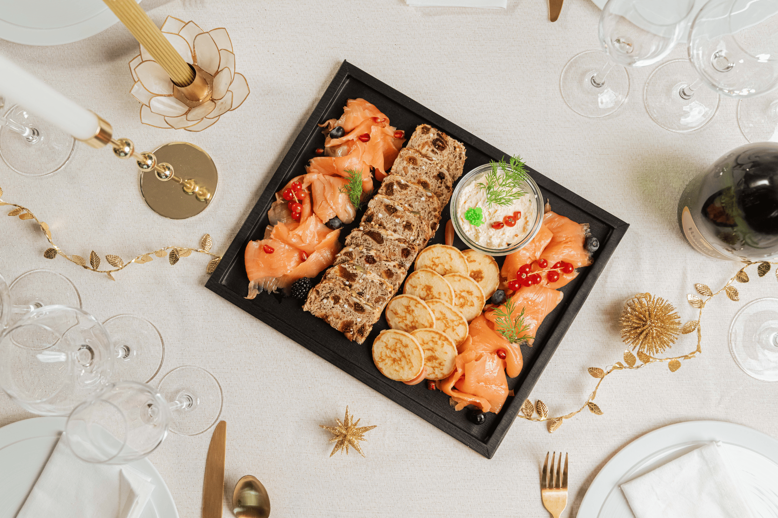 Saumon Fumé Maison Prestige par Bokita Traiteur. Fumé au bois de hêtre, tranché à la main et sublimé par une chantilly aneth/citron confit maison.