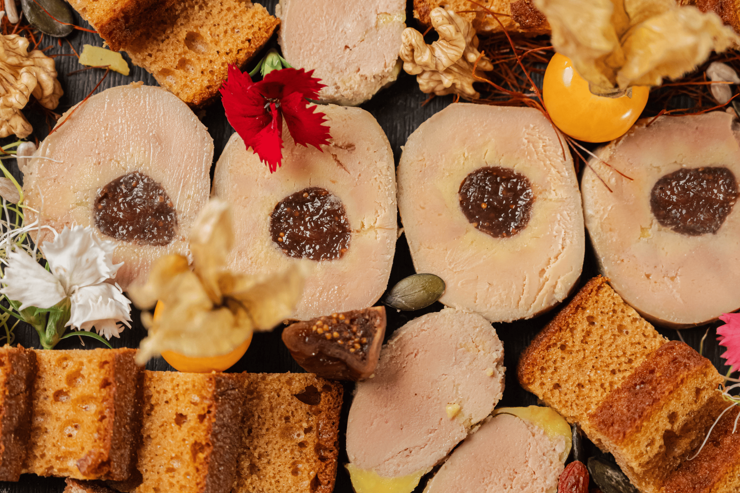 Trilogie de Foie gras mi-cuit maison : Banyuls, Coeur de figues et Jack Daniel's/Miel. Issu de foie gras frais du Gers. Avec pain et pain d'épices.