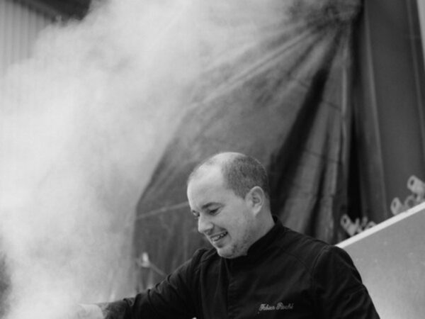 Fabien, boucher de métier, en cuisson pour un mariage rôtisserie