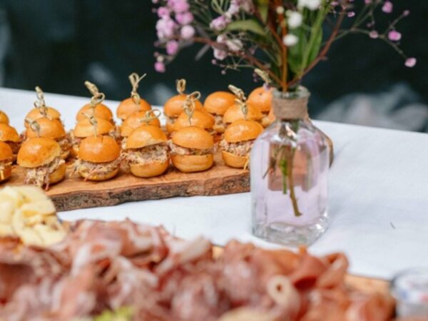 Buffet cocktail de mariage, mini-burgers et charcuteries, Bokita traiteur