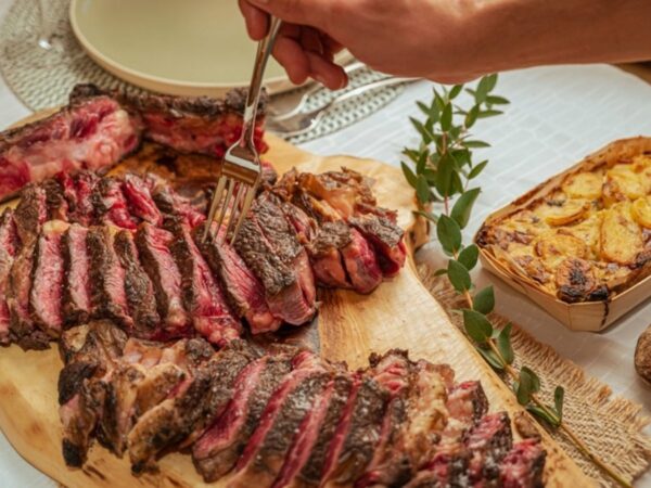 Viande grillée découpée, mariage rôtisserie Bokita